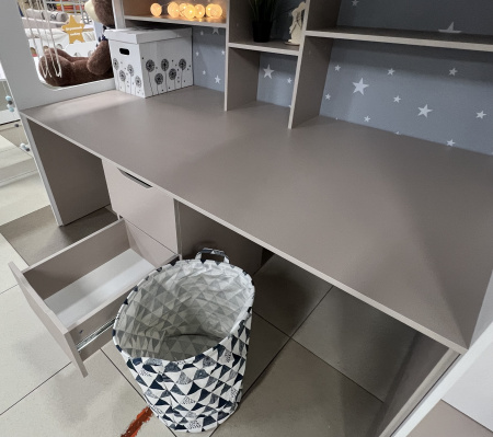 Кровать 3-х ярусная Квартет со столом для 2 детей (велюр + белый)