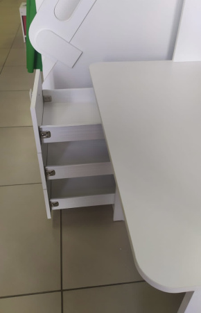 Стол Умка с надстройкой 1000 мм (цвет белый) от Династия Kids